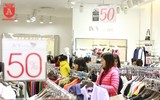 Giới trẻ Hà Nội đổ xô đi mua sắm ngày Black Friday